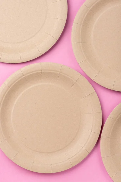 Pratos biodegradáveis ecológicos sobre fundo rosa — Fotografia de Stock
