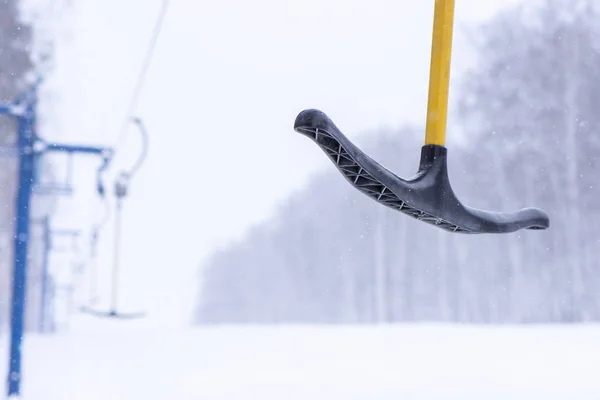 Karlı bir tepede kışın kayakçılar ve snowboardcular için telesiyej — Stok fotoğraf