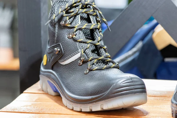 Fechar os sapatos de trabalho. Botas de segurança profissionais pretas para homem — Fotografia de Stock