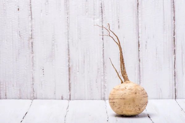 Turnip saboroso e útil em fundo de madeira — Fotografia de Stock