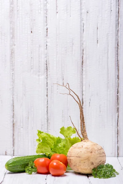 Deliciosos ingredientes de nabo, pepino, tomate y perejil en un —  Fotos de Stock