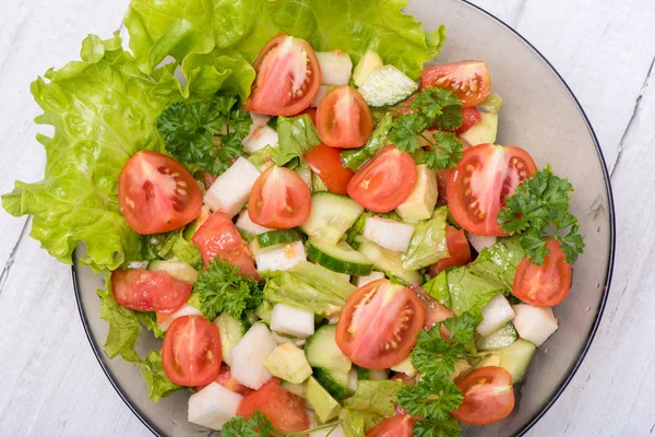 美味的蔬菜沙拉，萝卜，黄瓜，番茄，阿沃卡 — 图库照片