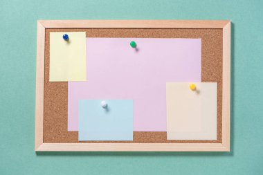 Yeşil sırt düğmeleri üzerinde boş çarşaflar ile notlar için Corkboard