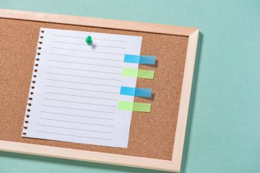 Yeşil sırt düğmeleri üzerinde boş çarşaflar ile notlar için Corkboard