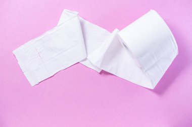 Pembe arka plan yakın çekim de çevre dostu beyaz tuvalet kağıdı