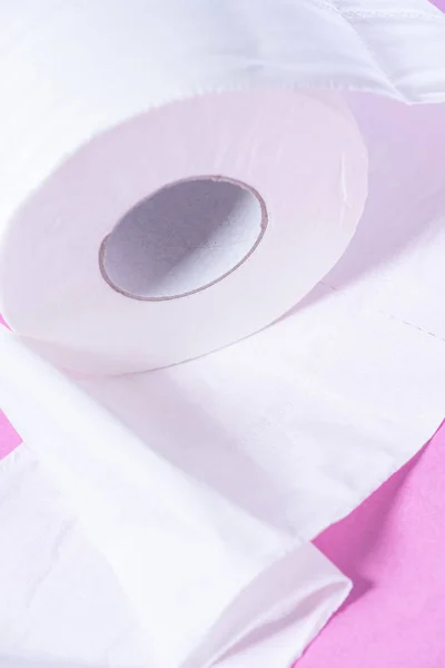 Papel higiénico blanco ecológico sobre un fondo rosa de cerca — Foto de Stock