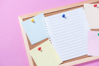 Pembe bir sırt üzerinde düğmeleri üzerinde boş çarşaf ile notlar için Corkboard