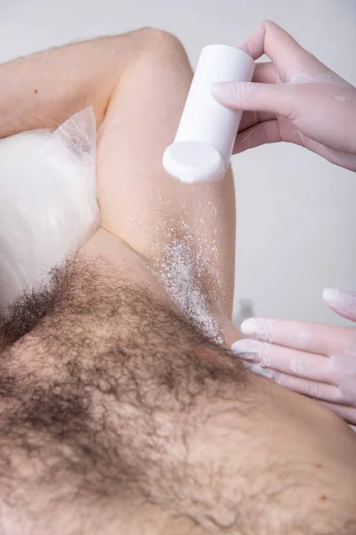 Fechar a axila masculina durante o processo de depilação. Profissão — Fotografia de Stock