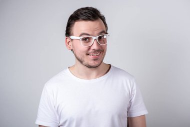 Beyaz bir backgr üzerinde gülümseyen kıllar ve gözlük ile Yakışıklı adam