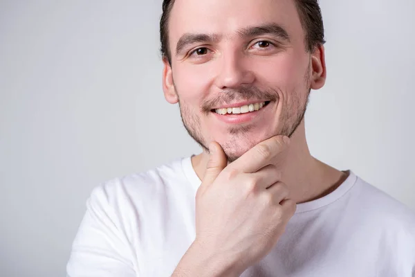 Bonito homem com cerdas em branco t-shirt sorrindo — Fotografia de Stock