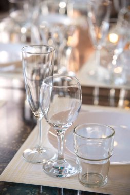 Şarap için bardak lar da dahil olmak üzere restoranda masa ayarı, cha