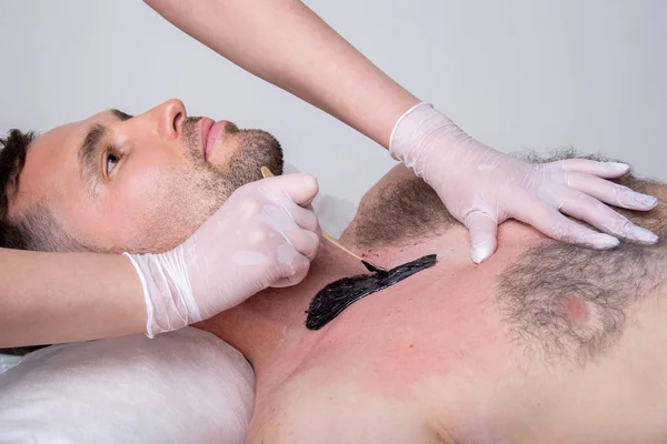 Primer plano del pecho masculino con pelo y cera. Shugaring profesional —  Fotos de Stock
