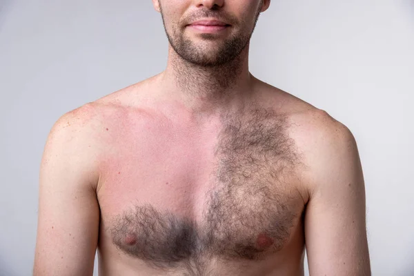 Bonito homem com muito cabelo de um lado do peito e ano — Fotografia de Stock