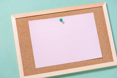 Yeşil sırt düğmeleri üzerinde boş çarşaflar ile notlar için Corkboard