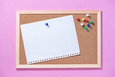 Pembe bir sırt üzerinde düğmeleri üzerinde boş çarşaf ile notlar için Corkboard