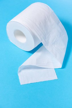 Mavi arka plan yakın çekim de çevre dostu beyaz tuvalet kağıdı