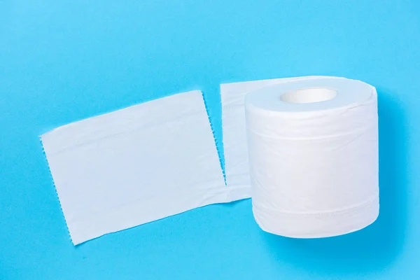 Papel higiénico blanco ecológico sobre un fondo azul — Foto de Stock