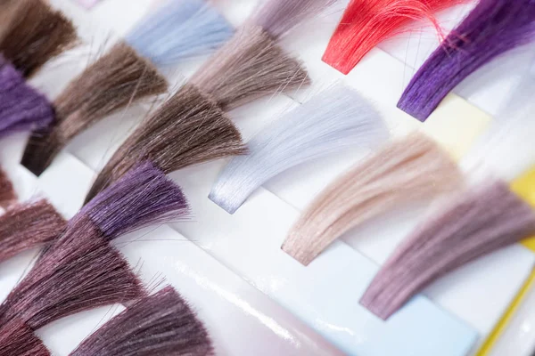 Wykres kolorów włosów. Paleta farbowanych, lśniących próbek włosów. Katalog fo — Zdjęcie stockowe