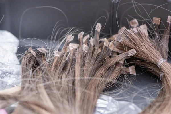 Sztuczne włosy do przedłużenia w salonie z bliska — Zdjęcie stockowe