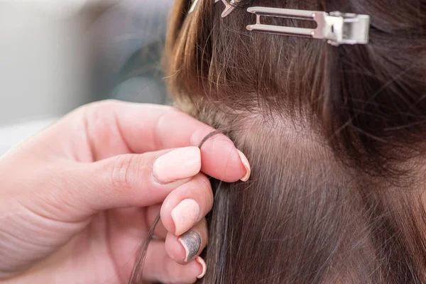 Profesjonalny proces przedłużania włosów dla kobiety z pomocą — Zdjęcie stockowe