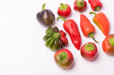 Birkaç Olgun tatlı ve sıcak biber kırmızı ve turuncu bir beyaz 