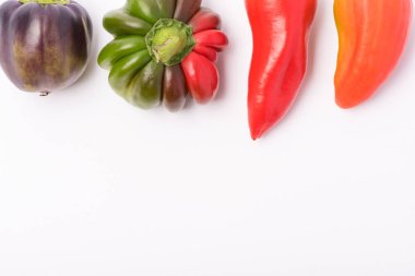 Birkaç Olgun tatlı ve sıcak biber kırmızı ve turuncu bir beyaz 