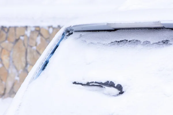 Vetro ed altre parti di un'auto elettrica argentata, ricoperte di vetro — Foto Stock