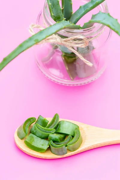 Aloe vera de plante médicinale dans un bocal en verre et sur une cuillère en bois o — Photo