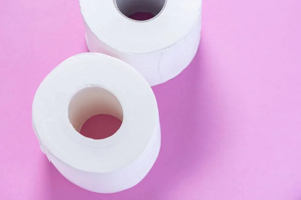 Papel higiénico blanco ecológico sobre un fondo rosa de cerca — Foto de Stock