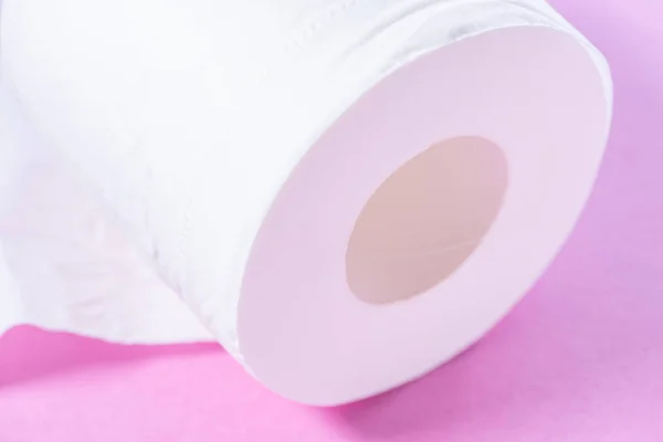 Papel higiénico branco ecológico sobre um fundo rosa close-up — Fotografia de Stock