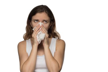 Güzel bir esmer kadın ile bir soğuk ve akıntısı No'ları hastalanır