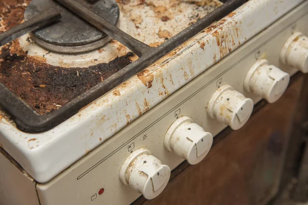 Estufa de gas sucia manchada mientras se cocina — Foto de Stock
