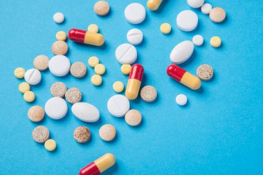 Farklı tabletler ve hap paketi ve onsuz bir b