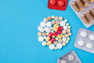 Farklı tabletler ve hap paketi ve onsuz bir b