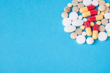 Farklı tabletler ve hap paketi ve onsuz bir b