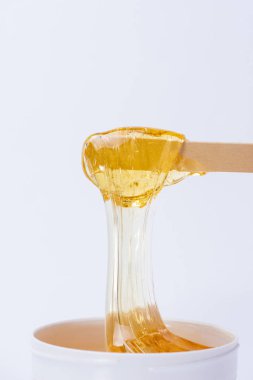 Bir sopa yakın depilation için sıvı sarı şeker ezmesi veya balmumu