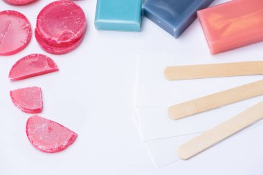 Tabletlerde ve kasetlerde, çubuklarda ve stri'lerde depilasyon için kırmızı balmumu