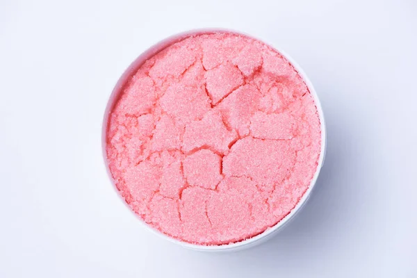 Exfoliante de azúcar rosa con olor a fresas para los depilati —  Fotos de Stock