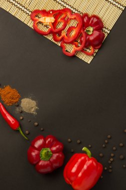 Birkaç tatlı ve sıcak olgun kırmızı biber ve karabiber bezelye bir napk üzerinde