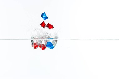 Güzel ve serin o kırmızı düşmesini su sıçramalarına ve 