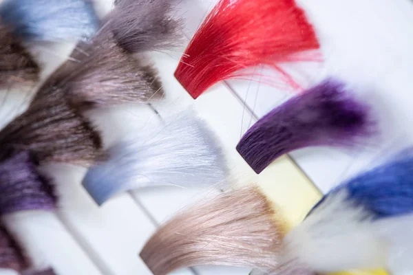 Wykres kolorów włosów. Paleta farbowanych, lśniących próbek włosów. Katalog fo — Zdjęcie stockowe