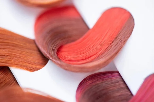 Haarfärbung. Palette von gefärbten glänzenden Haarproben. Katalog für — Stockfoto