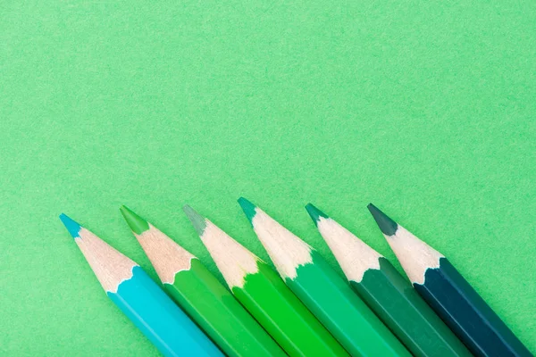 Bir kağıt ba yeşil renk birkaç kalem makro fotoğraf