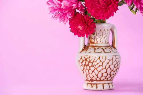 Bir pi üzerinde bir seramik sürahi kırmızı çiçek asters Güzel buket — Stok fotoğraf