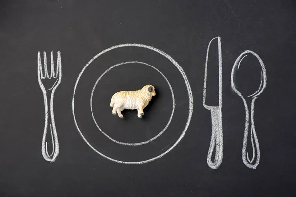 Juguete de ovejas en un plato en la figura en la pizarra de tiza — Foto de Stock