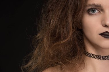 Hol için siyah arka plan üzerine kıvırcık saçlı güzel kız cadı