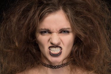 Hol için siyah arka plan üzerine kıvırcık saçlı güzel kız cadı