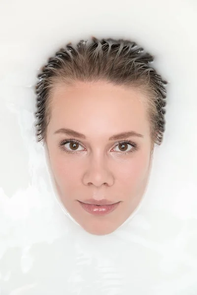 Портрет красивой блондинки в молоке в ванной — стоковое фото