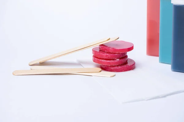 Cera roja para depilación en tabletas y casetes, palos y tiras — Foto de Stock