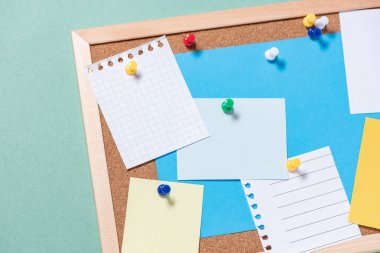 Yeşil sırt düğmeleri üzerinde boş çarşaflar ile notlar için Corkboard